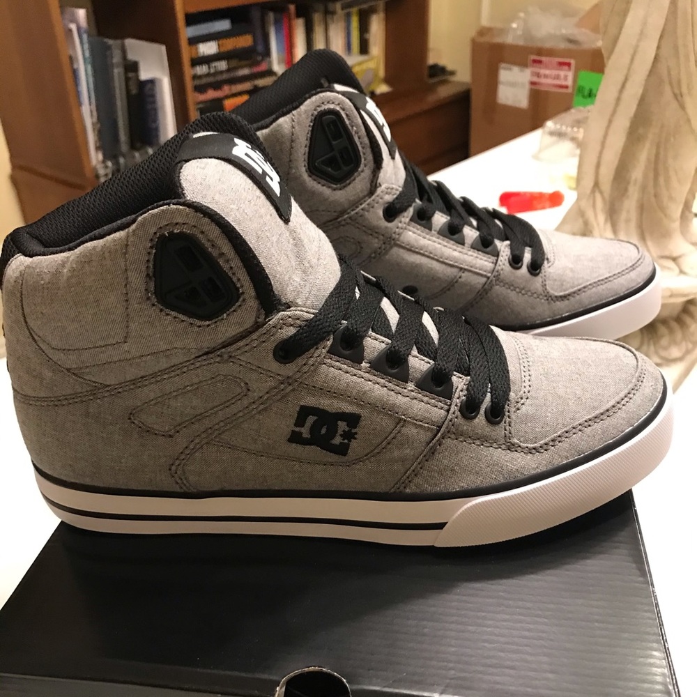 DG NIB Men’s Pure hightop Grey size 8